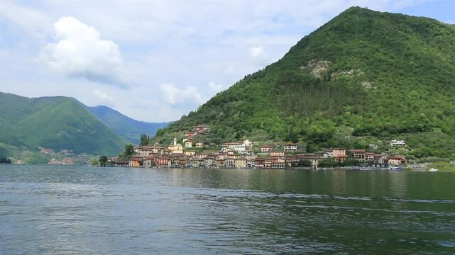 Le petit village de p&ecirc;cheurs de Maraglio sue l'&icirc;le Monte Isola au lac d'Is&eacute;o, en Italie.