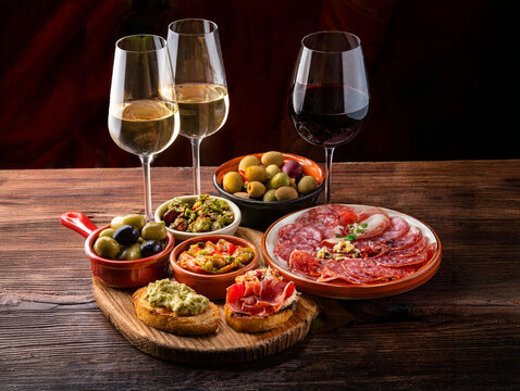 tapas et vins sur une table en bois