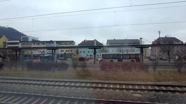 Blick aus dem Fenster eines Doppelstockzuges auf die alte deutsche Stadt Geislingen an der Steige.