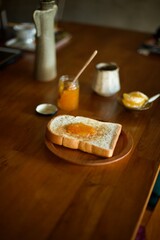 マーマレードを塗ったトースト
