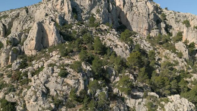 Panorama of the Olta mountains in Calpe, a beautiful natural landscape perfect for hiking.