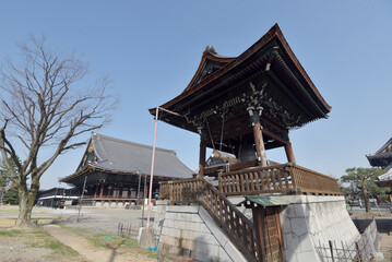 Fototapeta premium 東本願寺 阿弥陀堂と鐘楼 京都市下京区