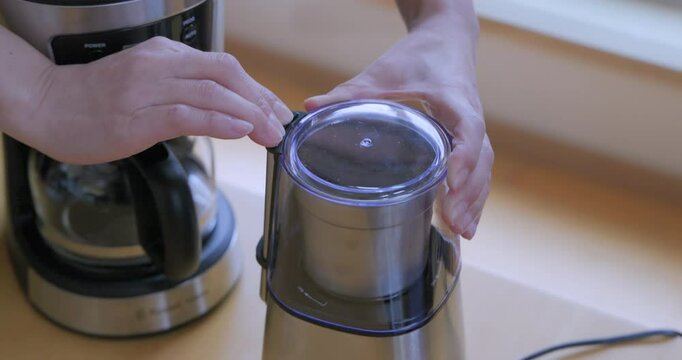 おいしいコーヒーを飲む為にドリッパーで豆を引く女性