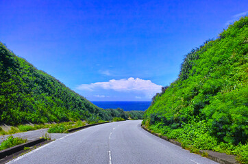 宮古島の南岸道路から見える海と白い雲
