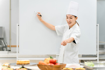 調理師のセミナー・専門学校・社員教育で教える講師の女性

