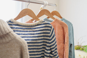 セーターをハンガーで吊るす