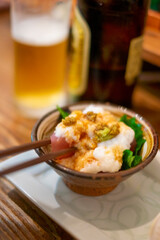 マグロの山かけを食べる	