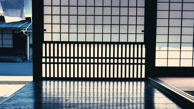 紙と木で作られた伝統的な日本の障子窓に風が吹いて暖簾が揺れる
