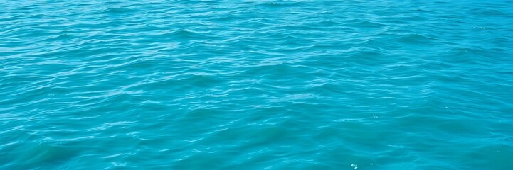 Obraz premium Close-up shot of delicate tiny waves gently lapping in the center of the frame, peaceful, tranquil, aqua