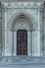 Obraz premium Budapest, Hungary: entrance to Matthias Church, Mátyás-templom in Hungarian, the church next to Fisherman's Bastion. It is a roman catholic church and has been designated a UNESCO World Heritage Site