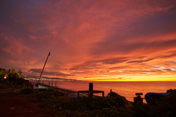 amanecer en la playa con nubes