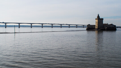 Zone portuaire à Bourcefranc-le-Chapus, avec une vue sur le pont de l'île d'oléron