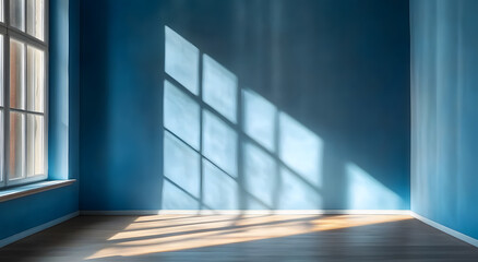 Obraz premium Sunlight casting shadows in empty room with blue walls
