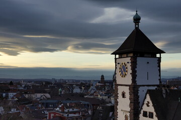 Fototapeta premium Schwabentor in Freiburg in der Dämmerung