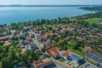Der Ferienort Chieming am Ostufer des Chiemsee in Oberbayern aus der Vogelperspektive