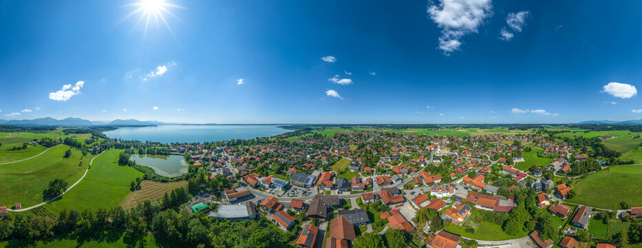 Der Ferienort Chieming am Ostufer des Chiemsee in Oberbayern aus der Vogelperspektive