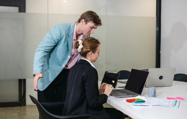 Obraz premium Business Team Meeting in Modern Office