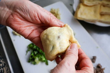 おでんの具材を作る高齢女性の手元