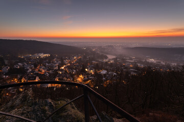 Aussicht vom Dettweiler Tempel zum Sonnenaufgang - Königstein. Blick Richtung Kronberg im Taunus und Frankfurt am Main.