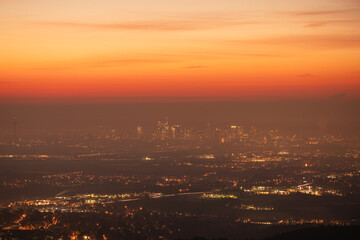 Fototapeta premium Skyline Frankfurt am Main mit gelb rotem Sonnenaufgang und viel Luftverschmutzung / Smog in der Luft. 