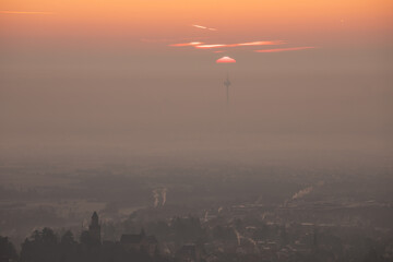 Europaturm mit aufgehender Sonne und viel Nebel + Smog.