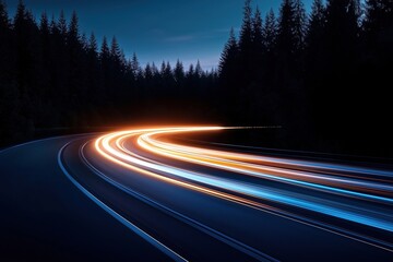 Naklejka premium Lichtspuren auf einer kurvigen Straße bei Nacht