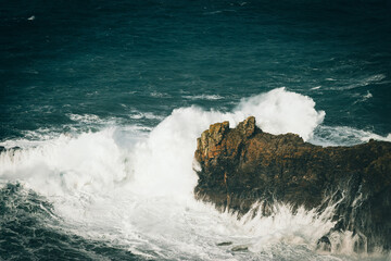 Felsformation in st&uuml;rmischer See