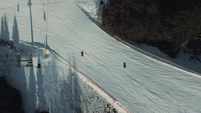 Deportes invernales en drone que es esqu&iacute; y snowboard que se realizan en campos de esqu&iacute; donde se har&aacute;n las olimpiadas invernales Cortina italia 2026. 