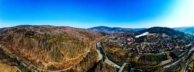 Góry zimą w Polsce na Śląsku. Rzeka Soła w Rajczy. © Franciszek