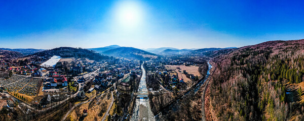 Góry zimą w Polsce na Śląsku. Rzeka Soła w Rajczy. © Franciszek
