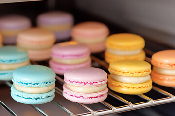  pastel macarons baking
