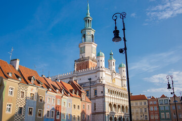 Obraz premium City hall on old market main square during sunrise in Poznan, Poland