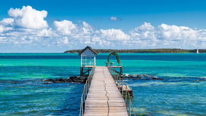 Obraz premium Ponton menant à une mer tropicale sous un grand soleil, Île Maurice