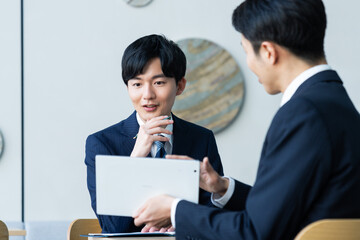 オフィスでミーティングをするビジネスマン　撮影協力:スカパー東京メディアセンター