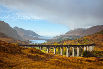 Fototapeta premium Glenfinnan Viaduct, Scotland, autumn, sun, Harry Potter, Loch Shiel