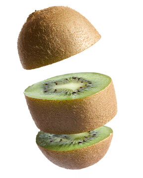 Kiwi tagliato a pezzi su fondo bianco