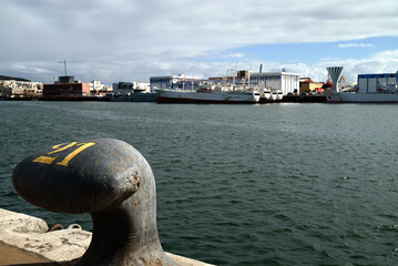 Cargos chinois amarrés dans le port de Las Palmas de Gran Canaria avec un bollard d'amarrage au...