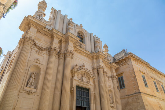 Fa&ccedil;ade inachev&eacute;e de la Chiesa di Santa Teresa, &agrave; Lecce, dans les Pouilles, Italie