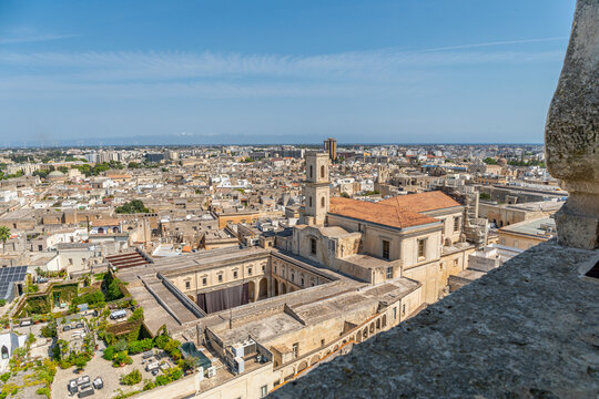 Vue sur Lecce depuis le Campanile de la Cath&eacute;drale, sur la Piazza del Duomo, &agrave; Lecce, dans les Pouilles, Italie