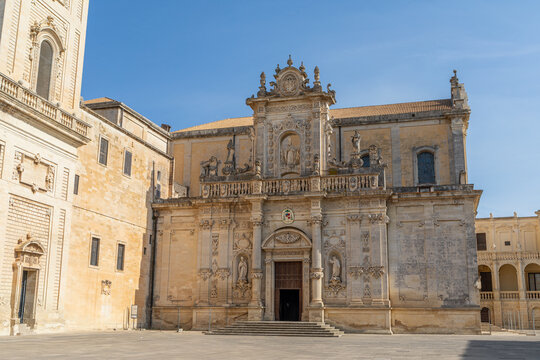 Fastueux portail du Duomo, &agrave; Lecce, dans les Pouilles, Italie