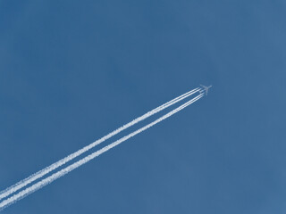 Kondensstreifen am Himmel