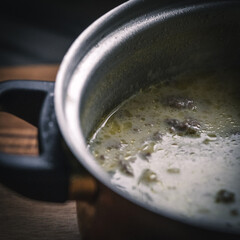 Würzige Hackfleisch-Lauch-Suppe mit Kartoffelstücken – Deftige Hausmannskost
