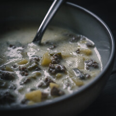 Würzige Hackfleisch-Lauch-Suppe mit Kartoffeln auf einem Teller – Deftige Hausmannskost