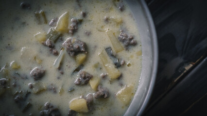 Würzige Hackfleisch-Lauch-Suppe mit Kartoffeln auf einem Teller – Deftige Hausmannskost