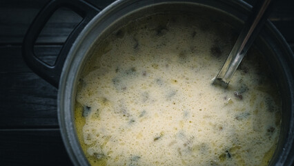 Rustikale Hackfleisch-Lauch-Suppe mit Kartoffelstücken in stimmungsvollem Licht