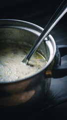 Rustikale Hackfleisch-Lauch-Suppe mit Kartoffelstücken in stimmungsvollem Licht