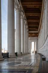 Donna da sola che cammina in un portico