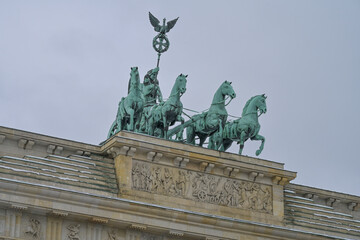 Obraz premium Schnee, Winter, Quadriga, Brandenburger Tor, Pariser Platz, Mitte, Berlin, Deutschland