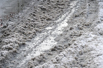 Schnee und Matsch, Straße in Berlin, Deutschland