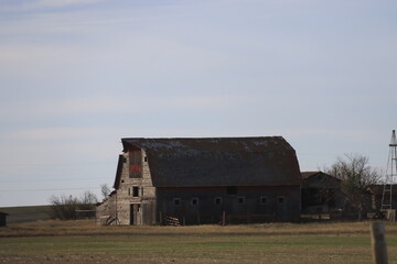 Obraz premium Saskatchewan Scenery, Sunrise in Fog, Barn